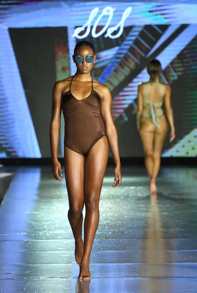 Miami Beach Florida Julho Model Walks Runway Swell Obsessed Swimwear — Fotografia de Stock