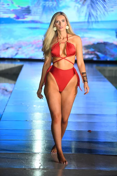 Miami Beach Florida July Model Walks Runway Swim Poppies Show — Stock Photo, Image