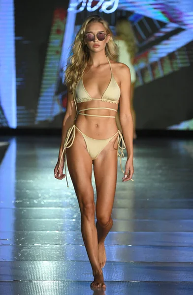 Miami Beach Florida Lipiec Modelka Spaceruje Pasie Startowym Swell Obsessed — Zdjęcie stockowe
