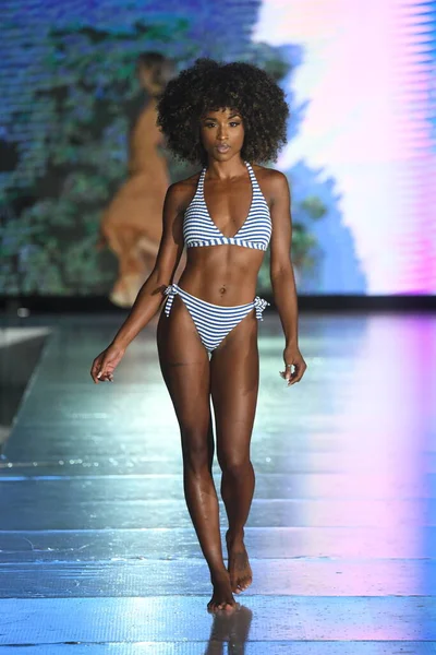 Miami Beach Florida Juli Model Walks Runway Banana Moon Show — Stockfoto