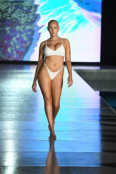 Miami Beach Florida July Model Walks Runway Banana Moon Show — Stock Photo, Image