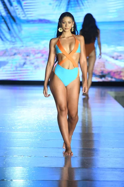 Miami Beach Florida Luglio Una Modella Percorre Pista Swim Poppies — Foto Stock