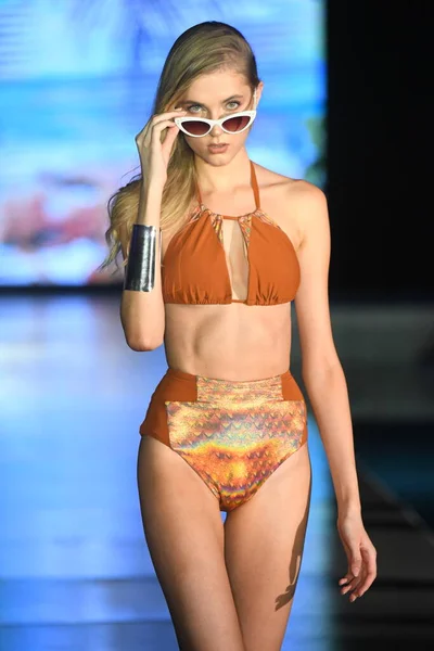 Miami Beach Florida Julho Model Walks Runway Swim Poppies Show — Fotografia de Stock