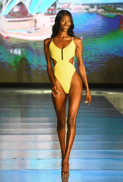 Miami Beach Florida Julho Model Walks Runway Bikini Beach Australia — Fotografia de Stock