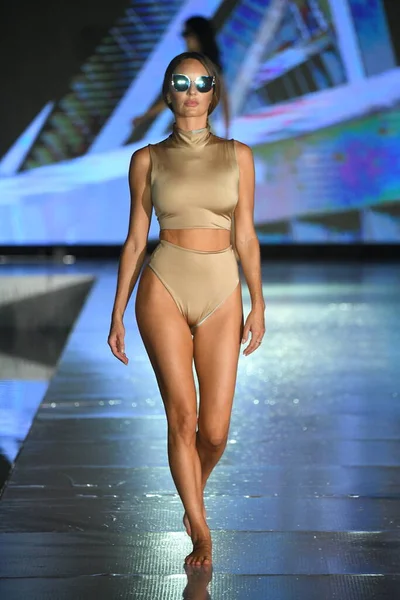 Miami Beach Florida Lipiec Modelka Spaceruje Pasie Startowym Swell Obsessed — Zdjęcie stockowe