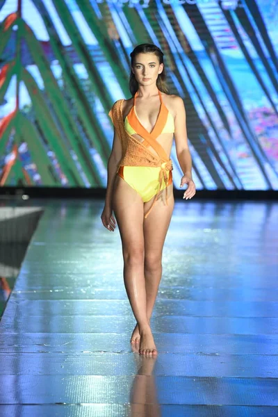 Miami Beach Florida Června Modelka Prochází Ranveji Pro Plavání Mákem — Stock fotografie