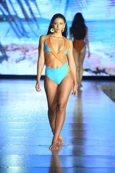 Miami Beach Florida July Model Walks Runway Swim Poppies Show — Stock Photo, Image