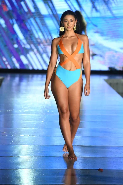 Miami Beach Florida Julho Model Walks Runway Swim Poppies Show — Fotografia de Stock