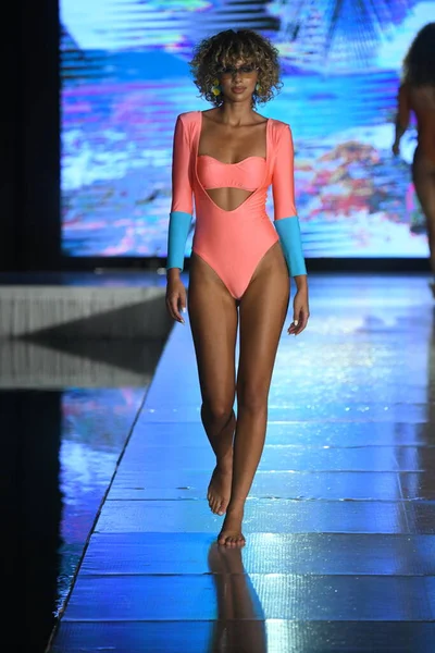 Miami Beaca Florida July Model Walk Swim Poppie Show Miami — 스톡 사진