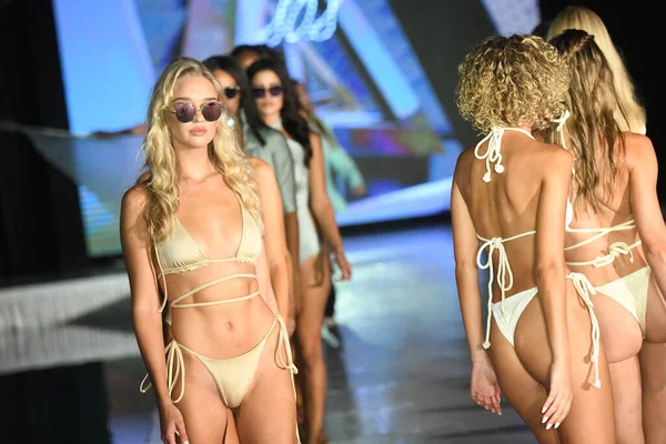 Miami Beach Florida Lipiec Modelki Modele Przechadzają Się Finale Swell — Zdjęcie stockowe