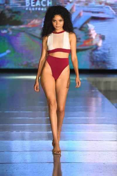 Miami Beach Florida Julho Model Walks Runway Bikini Beach Australia — Fotografia de Stock