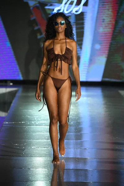 Miami Beach Florida Julho Model Walks Runway Swell Obsessed Swimwear — Fotografia de Stock