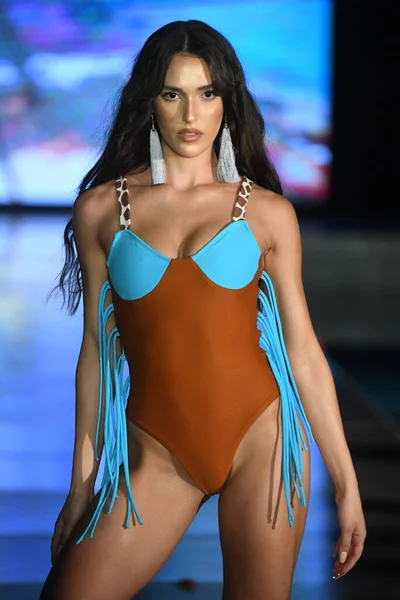 Miami Beach Florida Juli Model Walks Runway Swim Poppies Show — Stockfoto