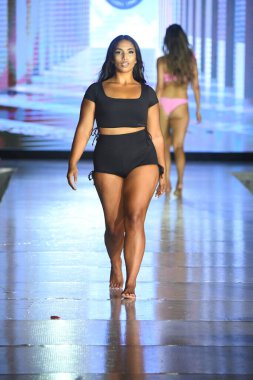 MIAMI BEACH, FLORIDA - 10 Temmuz 2021 'de Miami Beach, Florida' da DCSW tarafından desteklenen Miami Yüzme Haftası boyunca bir model Relleciga Show için podyumda yürür.