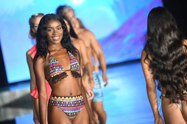 MIAMI BEACH, FLORIDA - 10 Temmuz 2021 'de Miami Beach, Florida' da Mar Ardiente Yüzme Gösterisi için podyum finalinde yürüyen mankenler