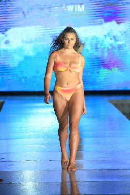 MIAMI BEACH, FLORIDA - 10 Temmuz 2021 'de Miami Yüzme Haftası sırasında Miami Beach, Florida' da bir model Breezy Swimwear Show için podyumda yürür.