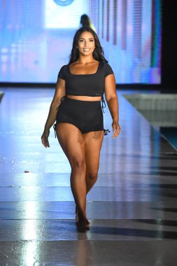 MIAMI BEACH, FLORIDA - 10 Temmuz 2021 'de Miami Beach, Florida' da DCSW tarafından desteklenen Miami Yüzme Haftası boyunca bir model Relleciga Show için podyumda yürür.