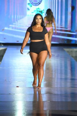MIAMI BEACH, FLORIDA - 10 Temmuz 2021 'de Miami Beach, Florida' da DCSW tarafından desteklenen Miami Yüzme Haftası boyunca bir model Relleciga Show için podyumda yürür.