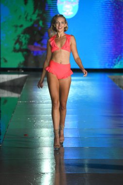 MIAMI BEACH, FLORIDA - 10 Temmuz 2021 'de Miami Beach, Florida' da bir model Miami Yüzme Haftası boyunca Mar Ardiente Yüzme Gösterisi için podyumda yürür.