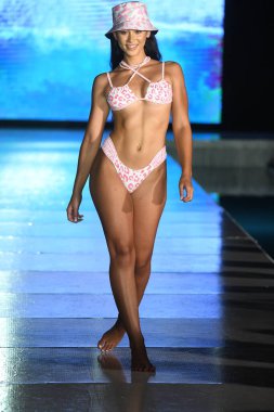 MIAMI BEACH, FLORIDA - 10 Temmuz 2021 'de Miami Yüzme Haftası sırasında Miami Beach, Florida' da bir model Breezy Swimwear Show için podyumda yürür.