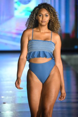MIAMI BEACH, FLORIDA - 10 Temmuz 2021 'de Miami Beach, Florida' da DCSW tarafından desteklenen Miami Yüzme Haftası boyunca bir model Relleciga Show için podyumda yürür.