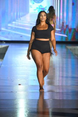 MIAMI BEACH, FLORIDA - 10 Temmuz 2021 'de Miami Beach, Florida' da DCSW tarafından desteklenen Miami Yüzme Haftası boyunca bir model Relleciga Show için podyumda yürür.