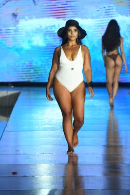 MIAMI BEACH, FLORIDA - 10 Temmuz 2021 'de Miami Yüzme Haftası sırasında Miami Beach, Florida' da bir model Breezy Swimwear Show için podyumda yürür.