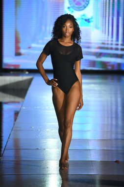 MIAMI BEACH, FLORIDA - 10 Temmuz 2021 'de Miami Beach, Florida' da DCSW tarafından desteklenen Miami Yüzme Haftası boyunca bir model Relleciga Show için podyumda yürür.
