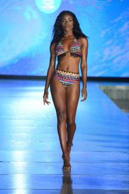 MIAMI BEACH, FLORIDA - 10 Temmuz 2021 'de Miami Beach, Florida' da bir model Miami Yüzme Haftası boyunca Mar Ardiente Yüzme Gösterisi için podyumda yürür.