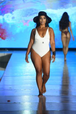 MIAMI BEACH, FLORIDA - 10 Temmuz 2021 'de Miami Yüzme Haftası sırasında Miami Beach, Florida' da bir model Breezy Swimwear Show için podyumda yürür.