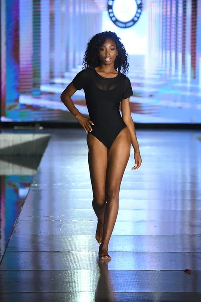 Miami Beach Florida July Model Walks Runway Relleciga Show Miami — Stock Photo, Image