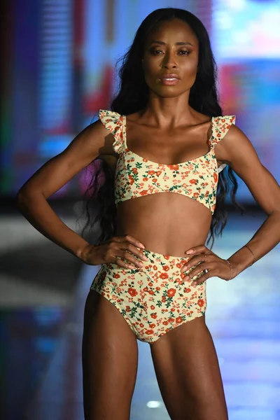 Miami Beach Florida July Model Walks Runway Relleciga Show Miami — Stock Photo, Image