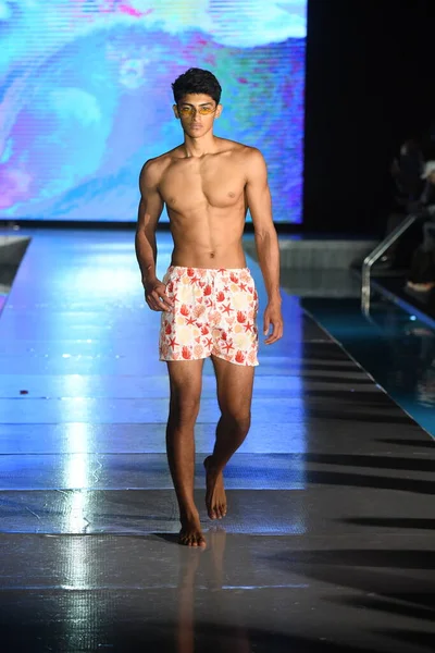 Miami Beach Florida Juli Model Walks Runway Mar Ardiente Swim — Stockfoto