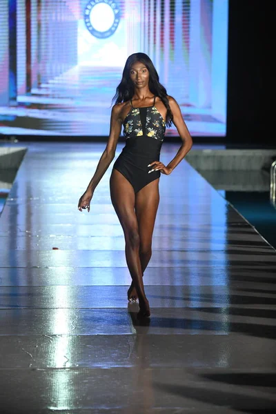 Miami Beach Florida Julho Model Walks Runway Relleciga Show Miami — Fotografia de Stock