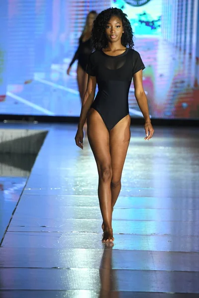 Miami Beach Florida July Model Walks Runway Relleciga Show Miami — Stock Photo, Image