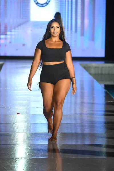 Miami Beach Florida Julho Model Walks Runway Relleciga Show Miami — Fotografia de Stock