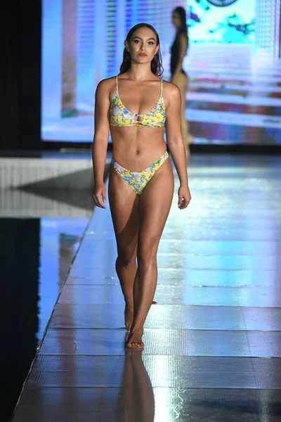 Miami Beach Florida Juli Model Walks Runway Relleciga Show Miami — Stockfoto