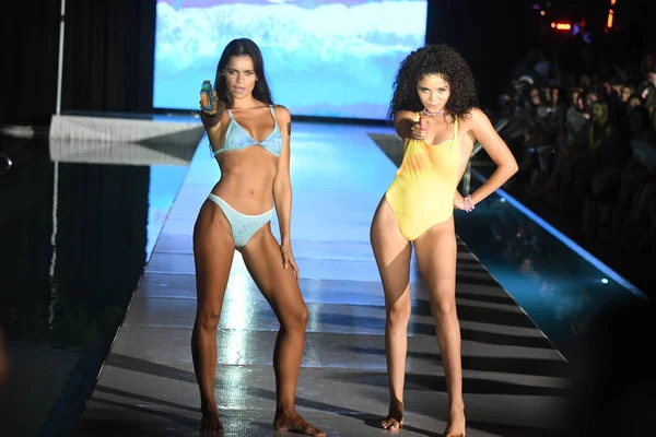 Miami Beach Florida Juli Modeller Går Banan För Breezy Swimwear — Stockfoto