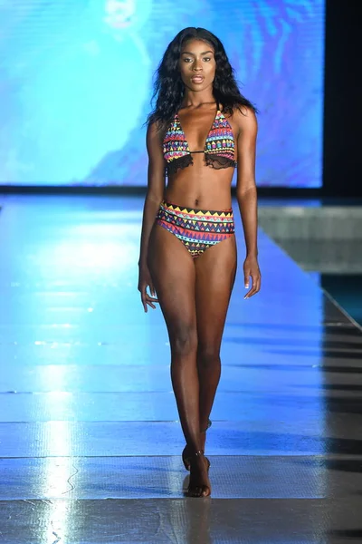 Miami Beach Florida Julho Model Walks Runway Mar Ardiente Swim — Fotografia de Stock