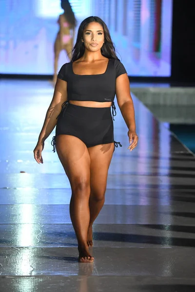Miami Beach Florida Julho Model Walks Runway Relleciga Show Miami — Fotografia de Stock