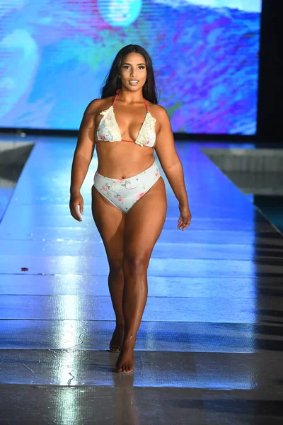 Miami Beach Florida Jly Model Walk Mar Ardiente Swim Show — 스톡 사진