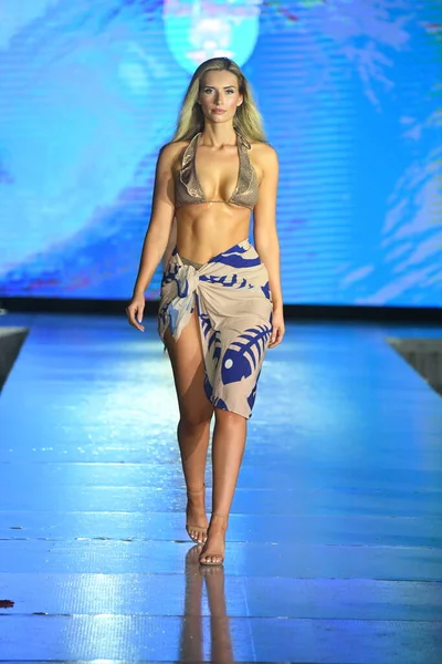 Miami Beach Florida Června Modelka Projde Ranvej Pro Mar Ardiente — Stock fotografie