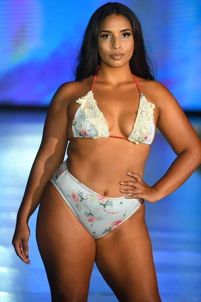 Miami Beach Florida Julho Model Walks Runway Mar Ardiente Swim — Fotografia de Stock