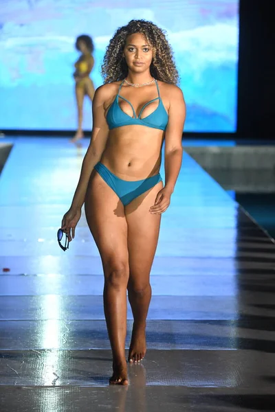 Миами Бич Флорида Июля Модель Ходит Подиуму Breezy Swimwear Show — стоковое фото