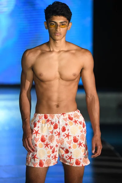 Miami Beach Florida Jly Model Walk Mar Ardiente Swim Show — 스톡 사진