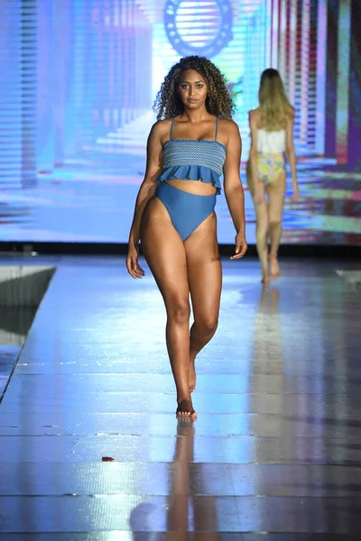 Miami Beach Florida July Model Walks Runway Relleciga Show Miami — Stock Photo, Image