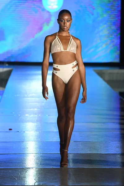 Miami Beach Florida Jly Model Walk Mar Ardiente Swim Show — 스톡 사진