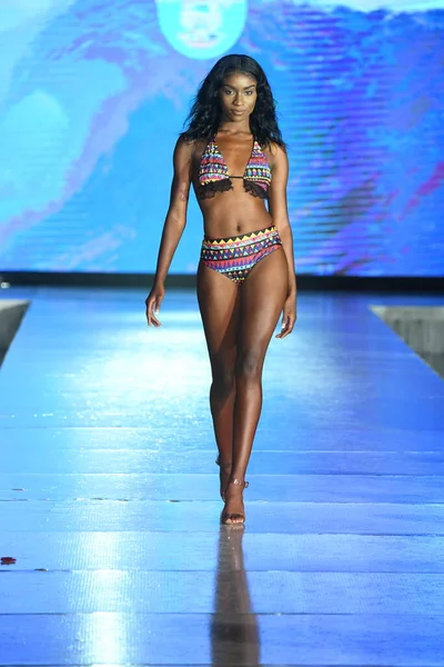 Miami Beach Florida Julho Model Walks Runway Mar Ardiente Swim — Fotografia de Stock