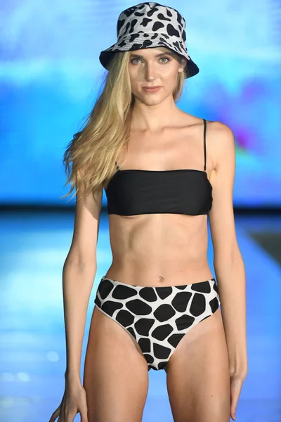 Miami Beach Florida Julho Model Walks Runway Breezy Swimwear Show — Fotografia de Stock