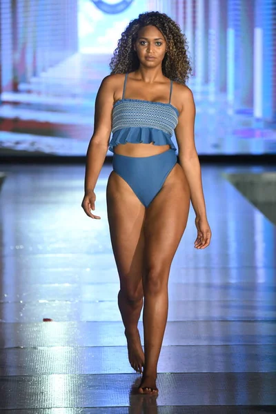 Miami Beach Florida Juli Model Walks Runway Relleciga Show Miami — Stockfoto
